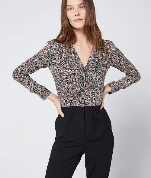 Combinaison tailleur imprimé floral noir.