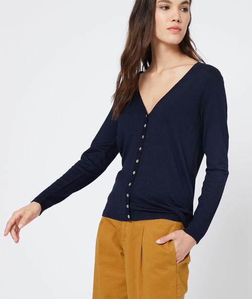 Fijngebreid vest marine.