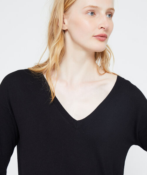 Pull col v en maille fine noir.