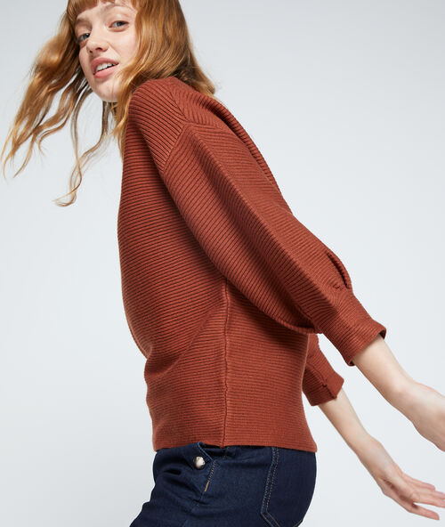 Pull c&ocirc;tel&eacute; &agrave; manches larges savane.