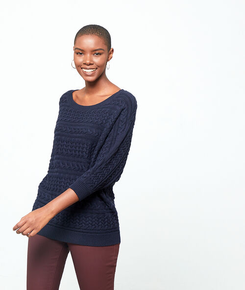 Trui met breiwerk in visgraatmotief marine.