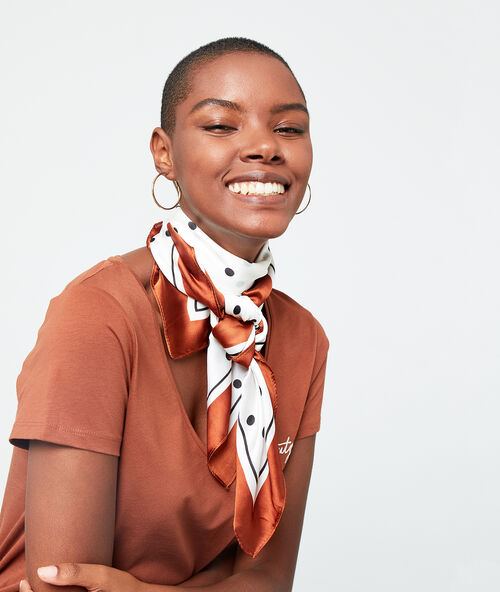 Foulard &agrave; pois blanc.