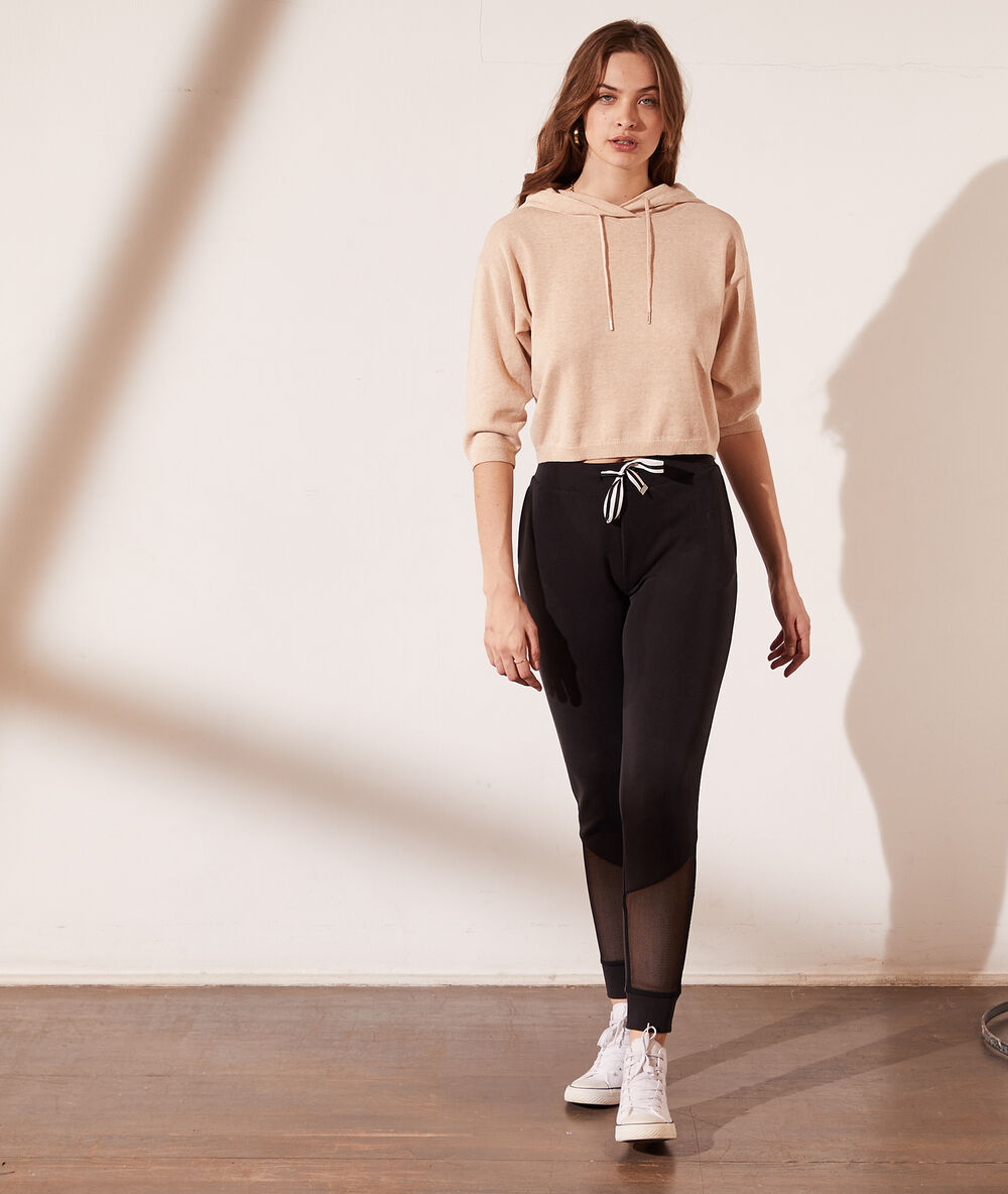Sweat à capuche en maille éco-responsable beige.
