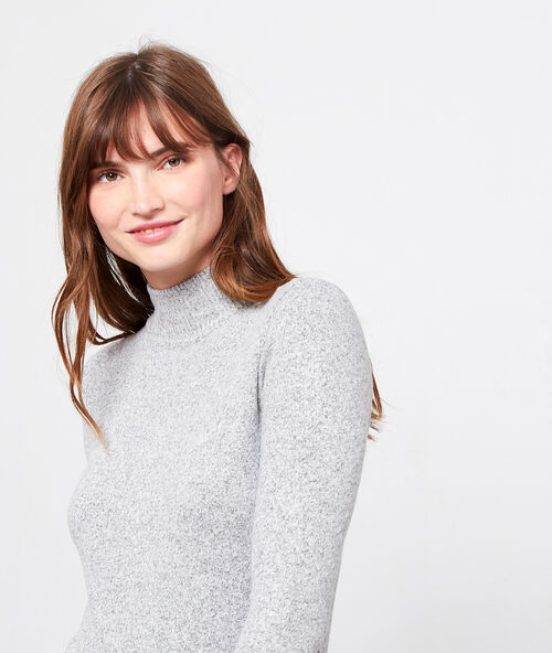 Pull &agrave; col roul&eacute; gris chine.