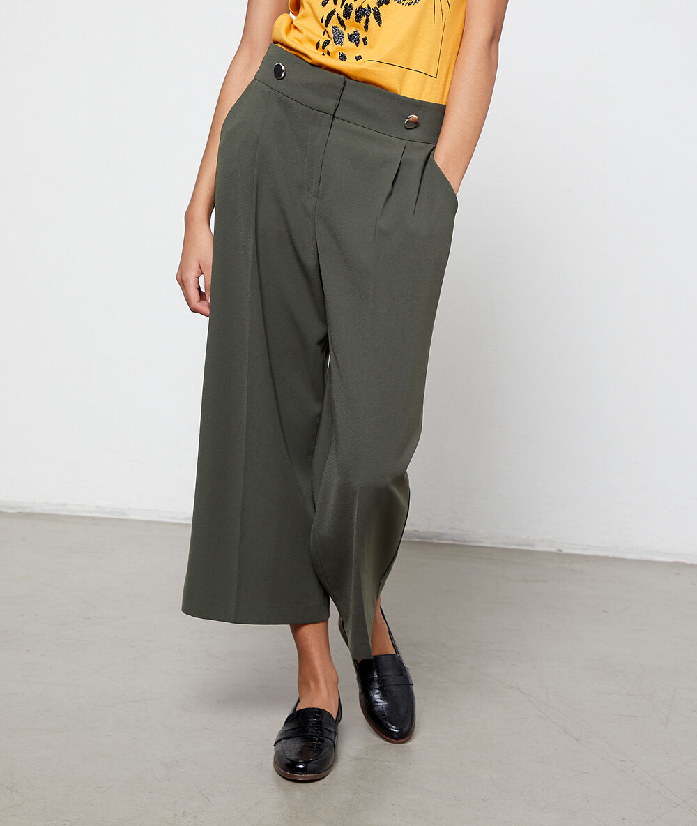Pantalon flare kaki.