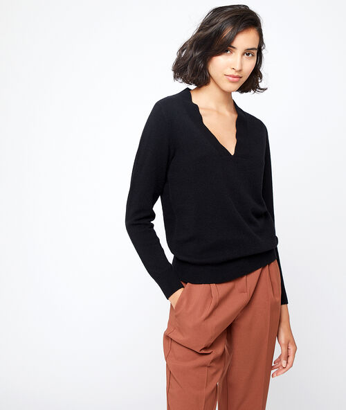 Pull col v en cachemire noir.