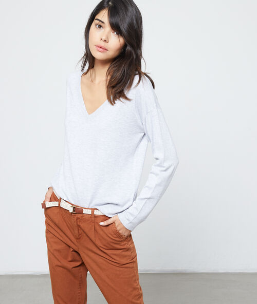 Pull col v en maille fine gris chine clair.