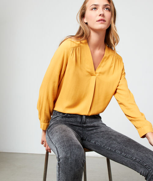Blouse col v ocre.