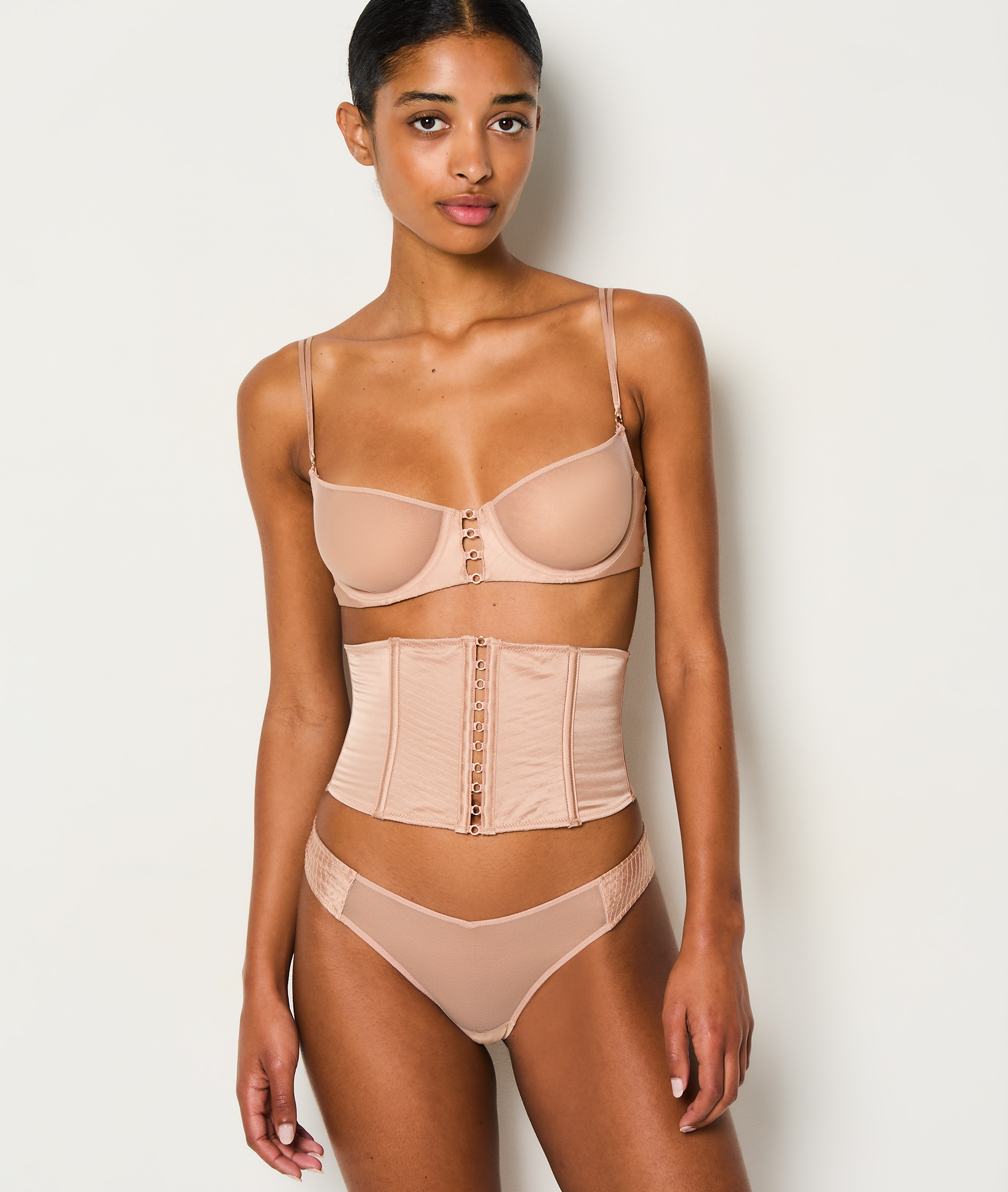Serre-taille femme : quelle est l'utilité de cet accessoire